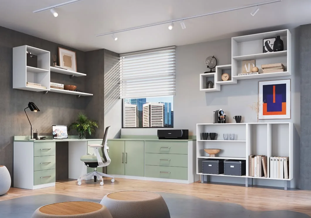 Home office planejado com bancada e estantes