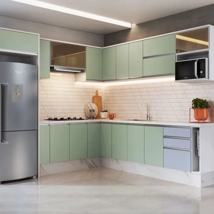 Cozinha planejada verde com armários sob medida